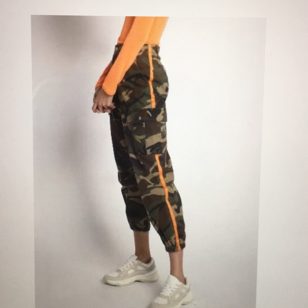 CAMO cargo pant with neon accent